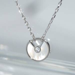 RI01098þCOLLIER MINI TALISMAN NACRE ROSE