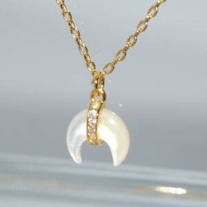 RI01099þCOLLIER MINI CROISSANT NACRE DORE