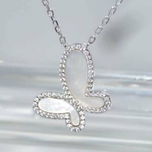 RI01122þCOLLIER PAPILLON NACRE