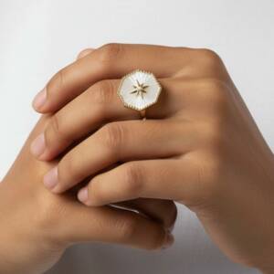 ESHOP SL01599M Bague Dore´e Rose des Vents Hexagonales Nacre.jpg