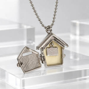 Pendentif maison boite aux lettres ouverte.jpg
